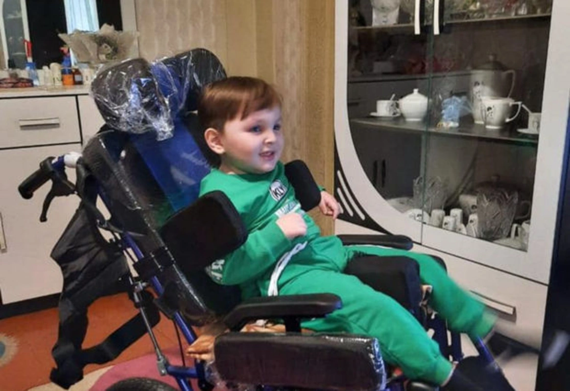 Четырехлетний Тахир обеспечен кресло-коляской - ФОТО